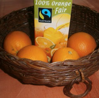 Brasilien - Wo die Orangen blühen In einem Weidenkorb befinden sich Orangen und ein Tetra Pak mit Orangensaft